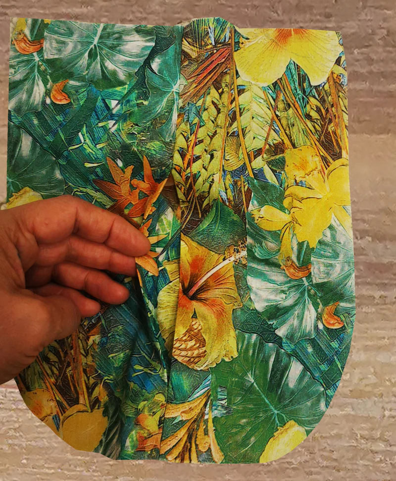 The centre opens on the right side of the pocket.