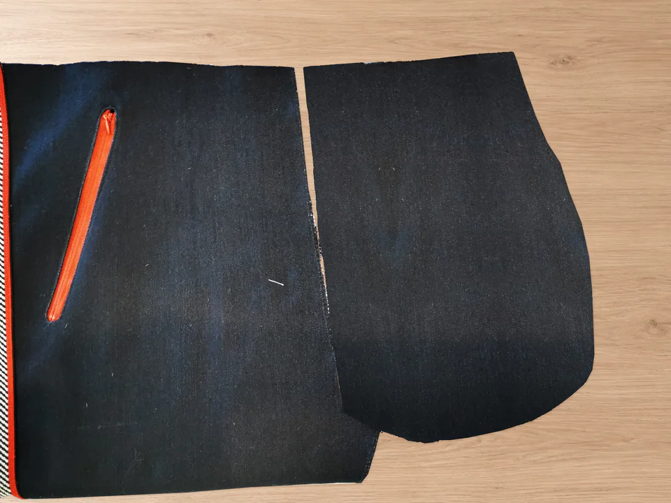 Illustration of a single navy main-fabric pocket backing beside the trouser front.