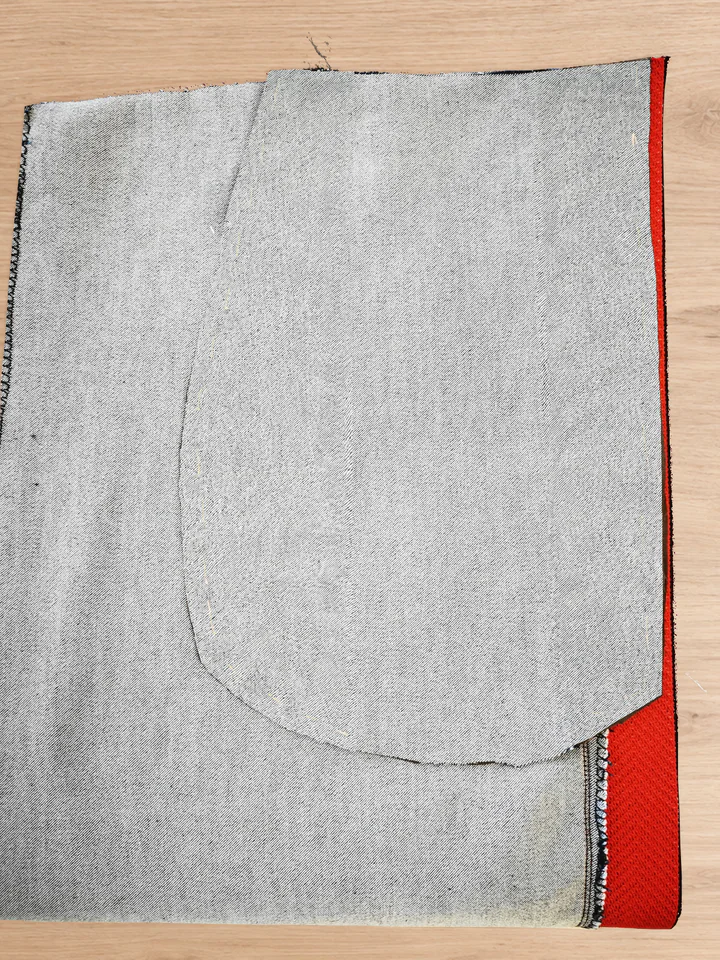 Illustration of the one-piece backing against the pocket lining, with the pale wrong side of the main fabric facing up.