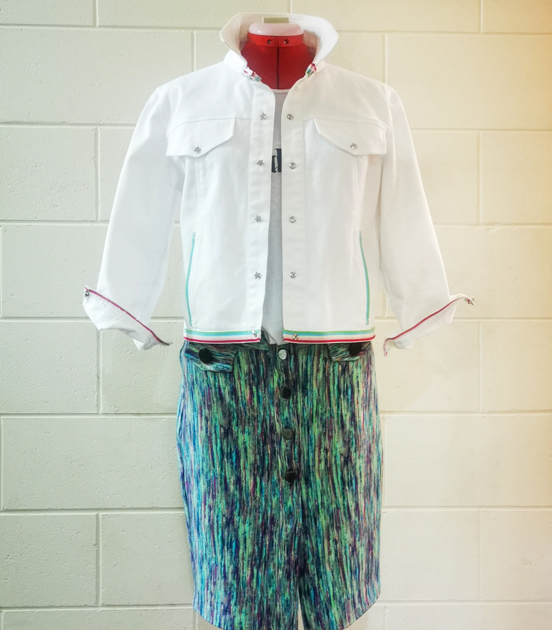 White denim jacket with open cuffs, striped elastic finishing and silver star-shaped buttons.